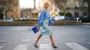 Estas son la prendas que no pueden faltar en tu clóset, si mides menos de 1.60