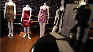 ¡Desde libros hasta ropa! Padres de Amy Winehouse subastarán sus pertenencias