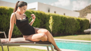 Daniela Aránguiz inaugura la temporada de piscina con micro bikini