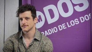 ¡A lo Tony Manero!: Eyal Meyer se lució con sus pasos de baile en "La Divina Comida"