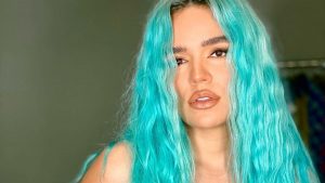 Karol G sufrió grave caída en pleno concierto en Miami