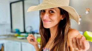 Lorena Capetillo votó y hasta se pintó las uñas en la fila