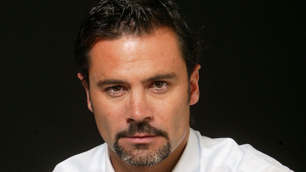 "Es mi cábala": Chileno fue a votar con toalla de Felipe Camiroaga en el extranjero