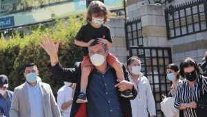 Hijo de Sebastián Sichel molesta a su papá en vivo: "Me quedo con Boric"