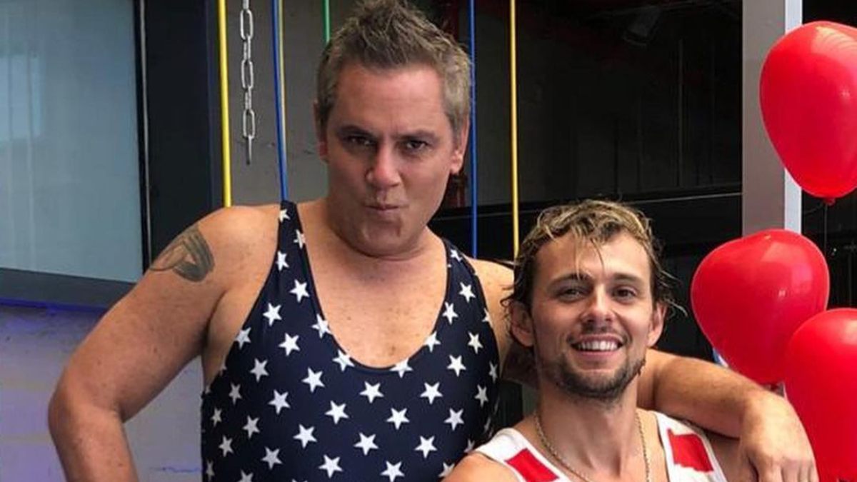 Joaquín Méndez sorprende a José Miguel Viñuela con divertido saludo en su cumpleaños