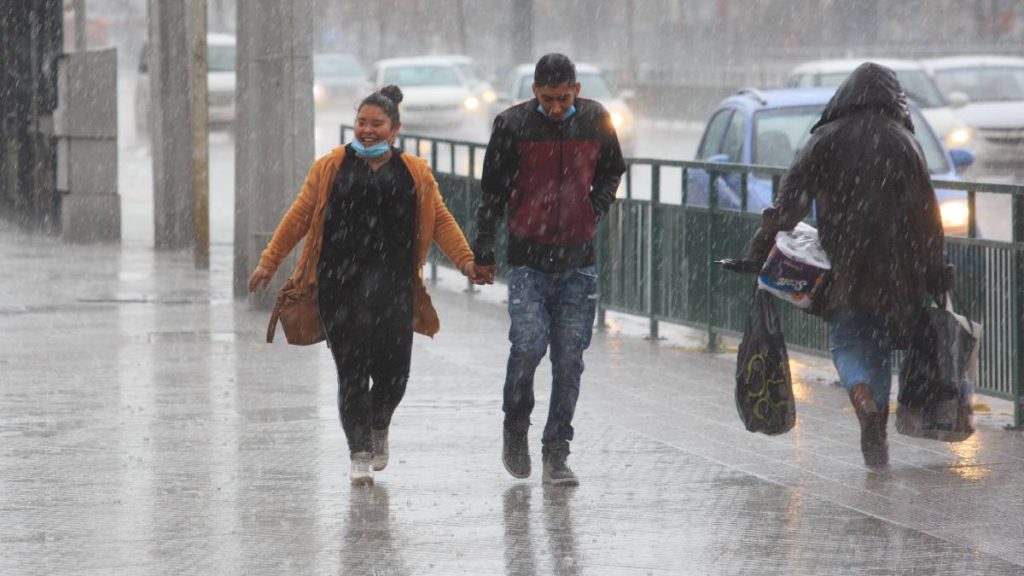 Lluvia Intermitente En La Capital