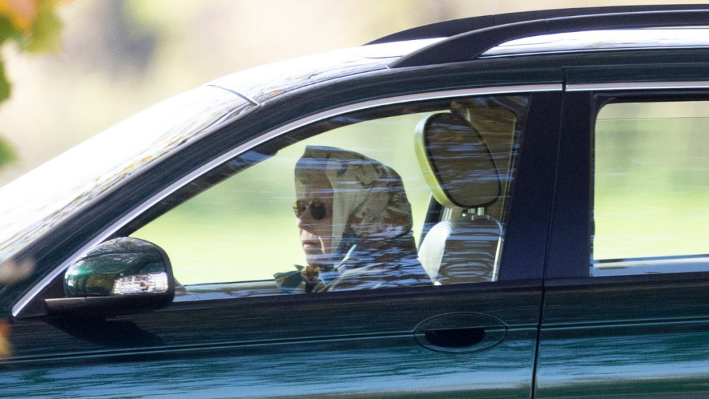 Reina Isabel II Manejando Su Jaguar (1)