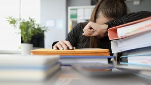 Síndrome de la Impostora: La inseguridad que afecta en el crecimiento laboral