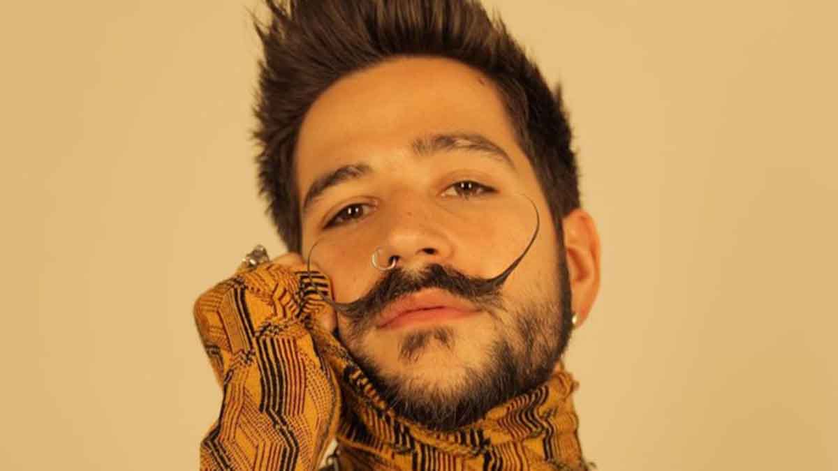 Camilo mostró cómo luce su bigote cuando no lo peina