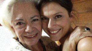 Catherine Mazoyer llama a cadena de oración por complejo estado de salud de su madre