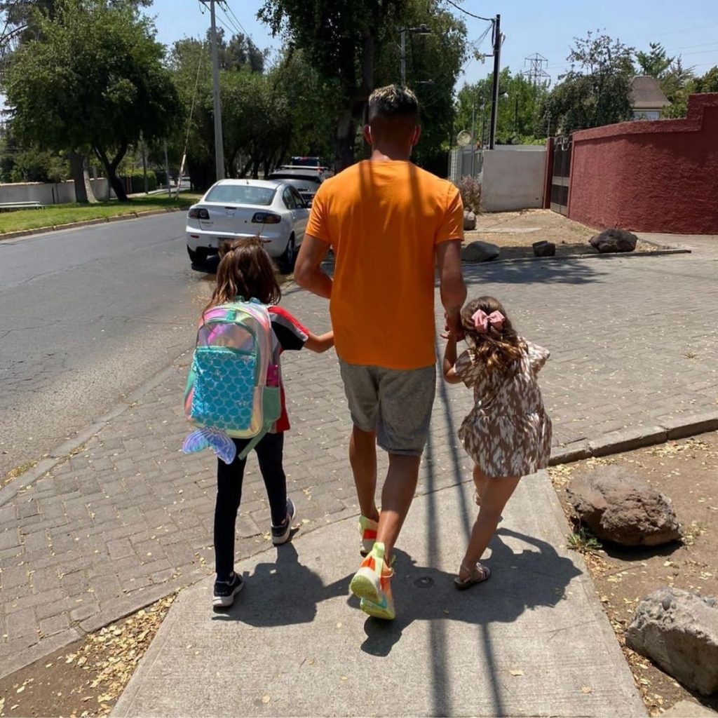 Mauricio Isla Con Sus Hijas