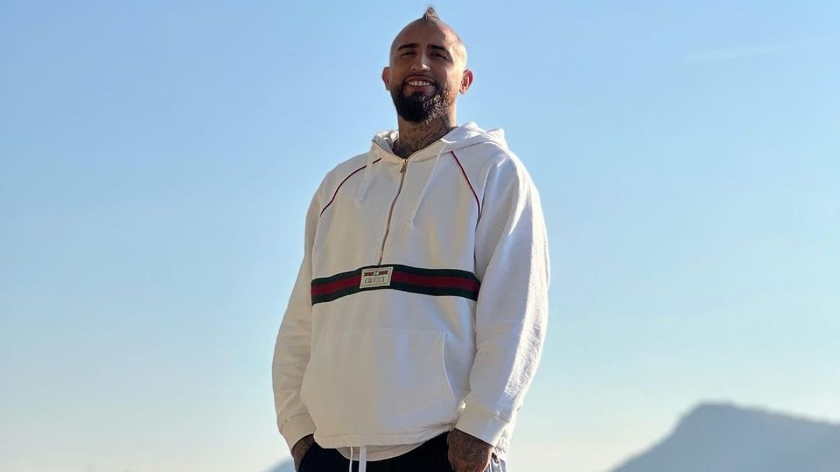 Arturo Vidal compartió en carrete navideño con guapa cantante