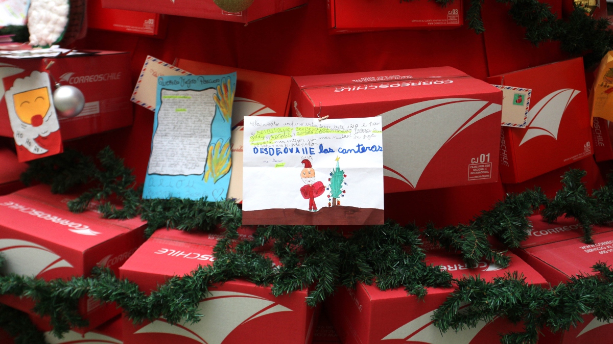 Correos de Chile dio inicio a campaña navideña "Subirse al trineo" para apadrinar a un niño en estas fiestas