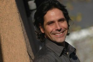 Juan Falcón desata risas al mostrarse con divertidos disfraces