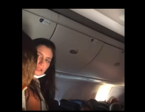 ¡Impactante! Video de mujer atacando a adulto mayor durante un vuelo se hace viral