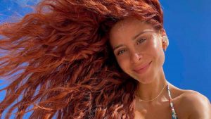 Cami capea el calor con un bikini estampado de ensueño