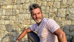 Cristián Sánchez enciende las redes sociales con foto desde la playa