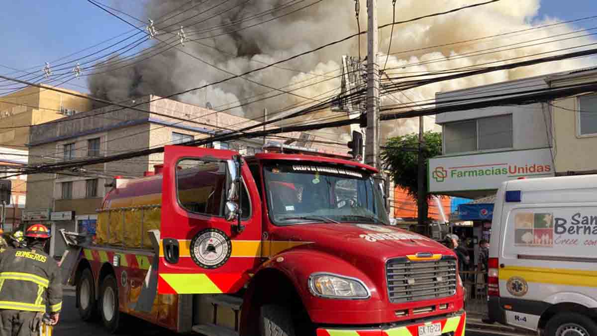 Videos: incendio arrasa con dos locales en el centro de San Bernardo