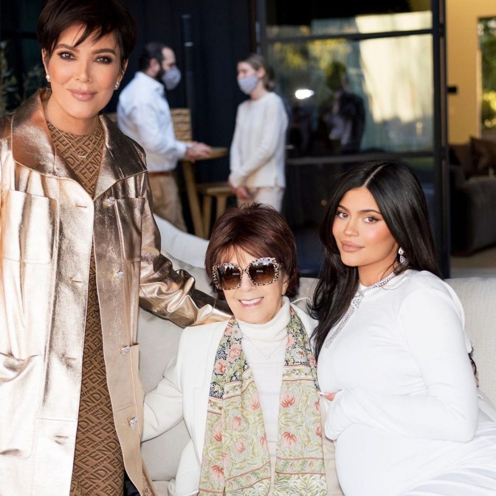 Kylie Junto A Su Mamá Y Abuela