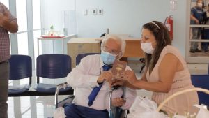 ¡Que vivan los novios! Adultos mayores se casan en la Posta Central