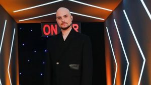 Augusto Schuster pasa los días junto a una misteriosa joven en Tunquén