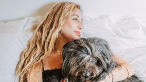 Daniela Castro se une a denuncias contra hotel para perros