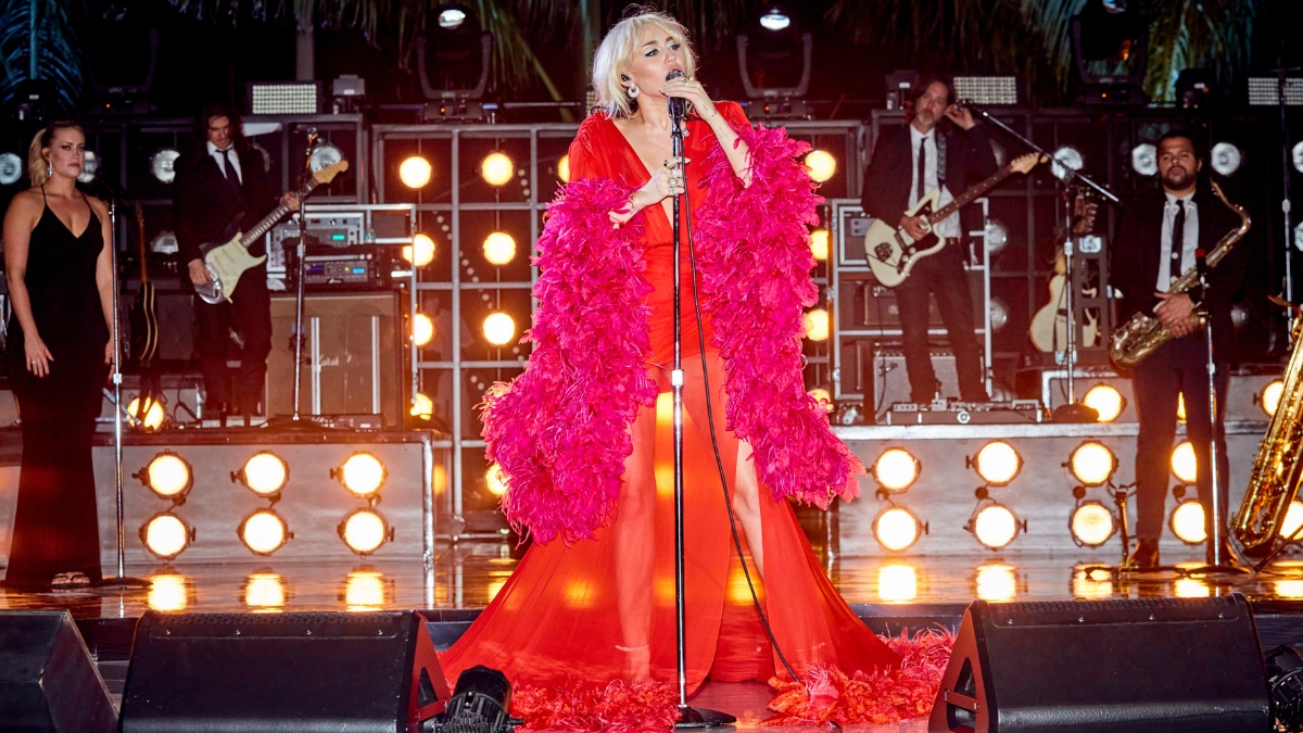 ¡Así se hace! Miley Cyrus sufrió un percance con su vestuario durante su show de Año Nuevo y lo sorteó de la mejor manera
