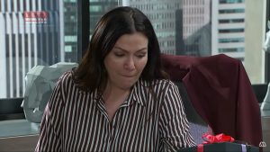 ¡El Santo lo hizo otra vez! Rocío recibió inesperado regalo y sospecha de Catalina en "Verdades Ocultas"