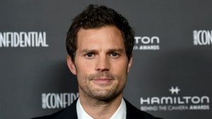 Jamie Dornan durante la pandemia aprendió a tocar la armónica e hizo como profesor de sus hijas