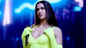 ¡Siempre diva! Dua Lipa sufre percance en pleno concierto