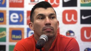 Gary Medel compartió tierna foto de su época escolar
