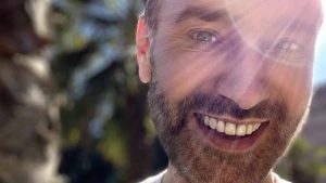 Jordi Castell posó sin polera frente al mar