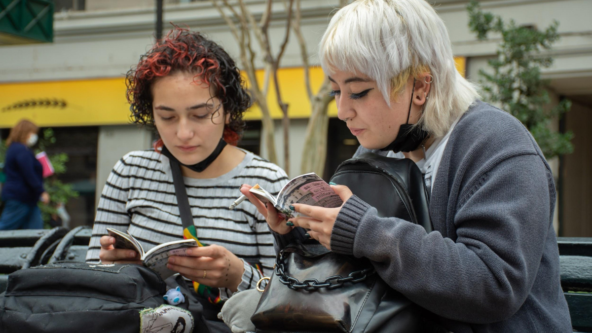 ¡8M con la mejor lectura! Diez cuentos breves de Santiago en 100 Palabras escritos por mujeres