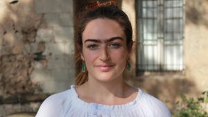 Joven danesa lucha contra los estándares de belleza: "Me desperté un día y mi rostro se había viralizado"