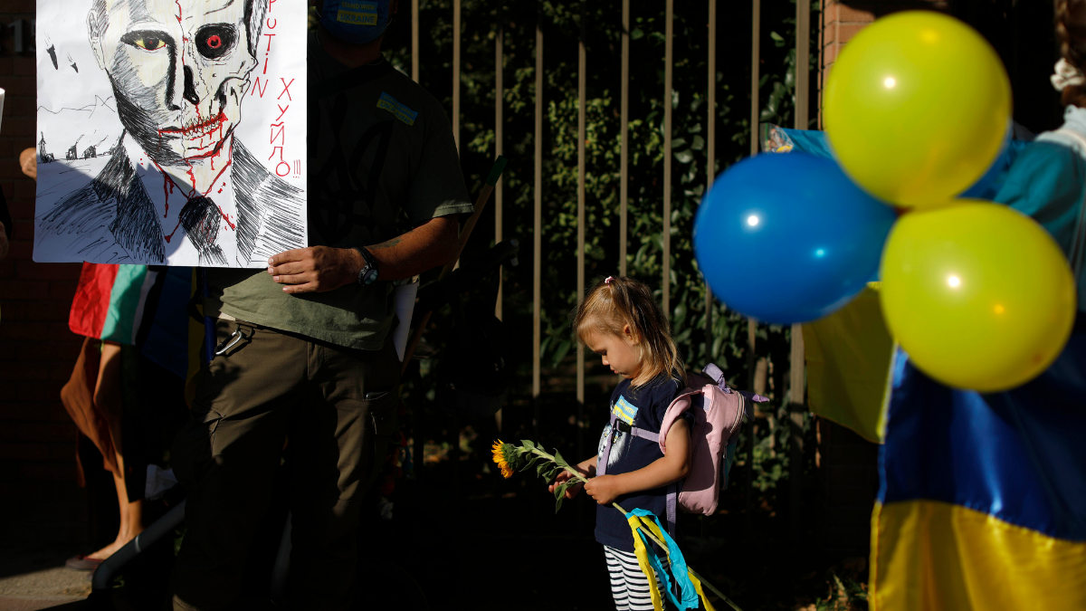 Niña ucraniana emociona al mundo al cantar Libre Soy en refugio antibombas