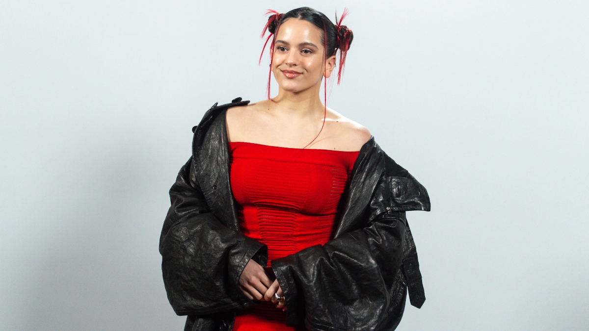 ¡Luce irreconocible! Rosalía se disfrazó de reportera y desordenó las calles de Madrid