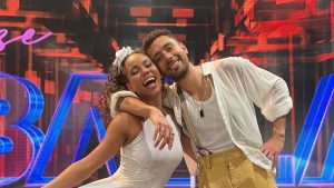 Quién es Bastián Retamal, el bailarín de Betsy Camino en Aquí se Baila