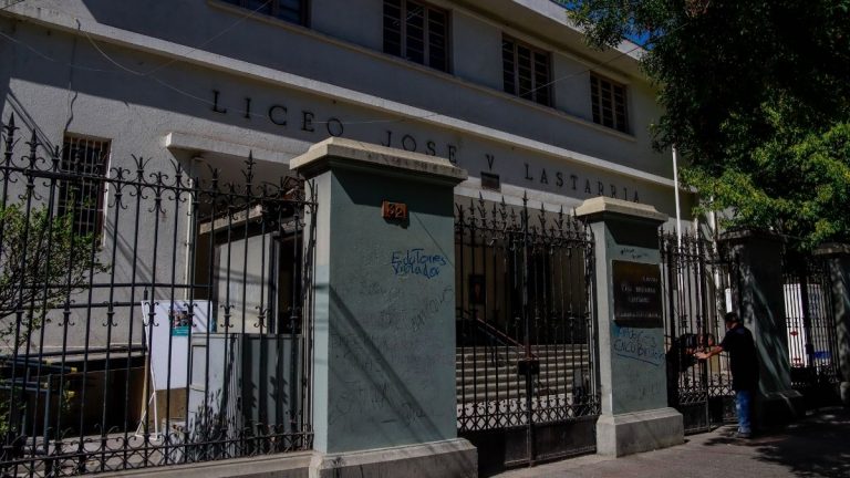 Miembros del chat La Manada del Liceo Lastarria fueron expulsados del establecimiento