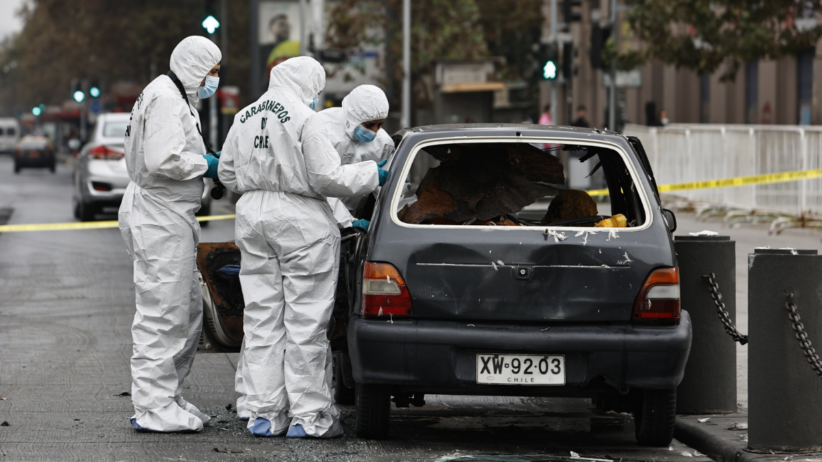 Confirman que hombre que se quemó a lo bonzo frente a La Moneda es hermano de empresario asesinado en enero