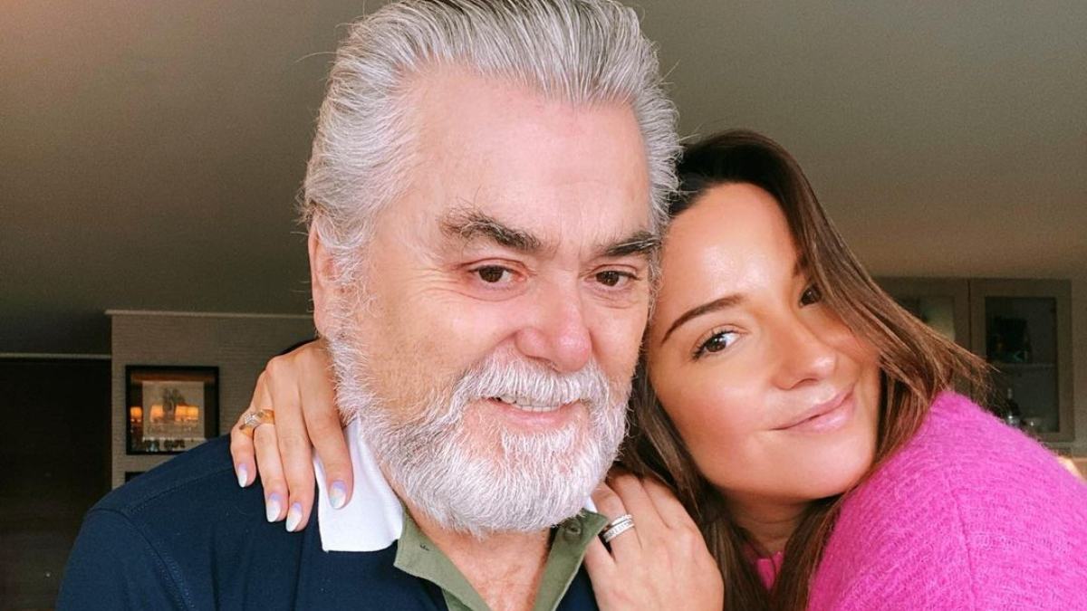 Kel Calderón recibe emotivo regalo de su papá