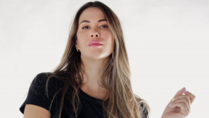 Laura Prieto sorprende con radical cambio de look
