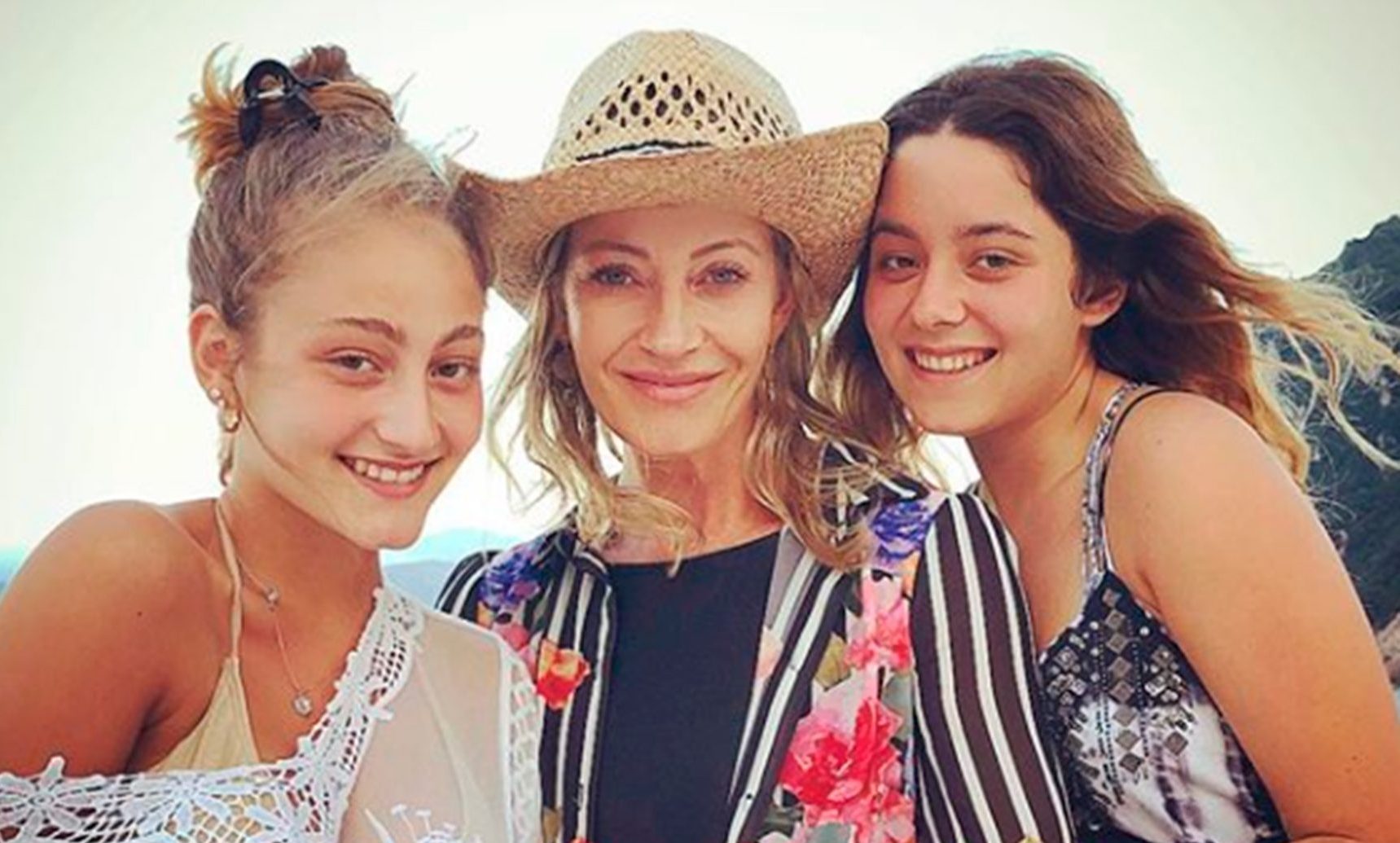 Marcela Vacarezza y sus hijas se lucen con atuendos de gala