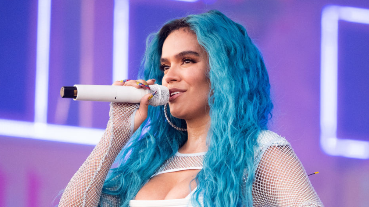 ¡Concurso! Gana una polera exclusiva de Karol G y un cambio de look