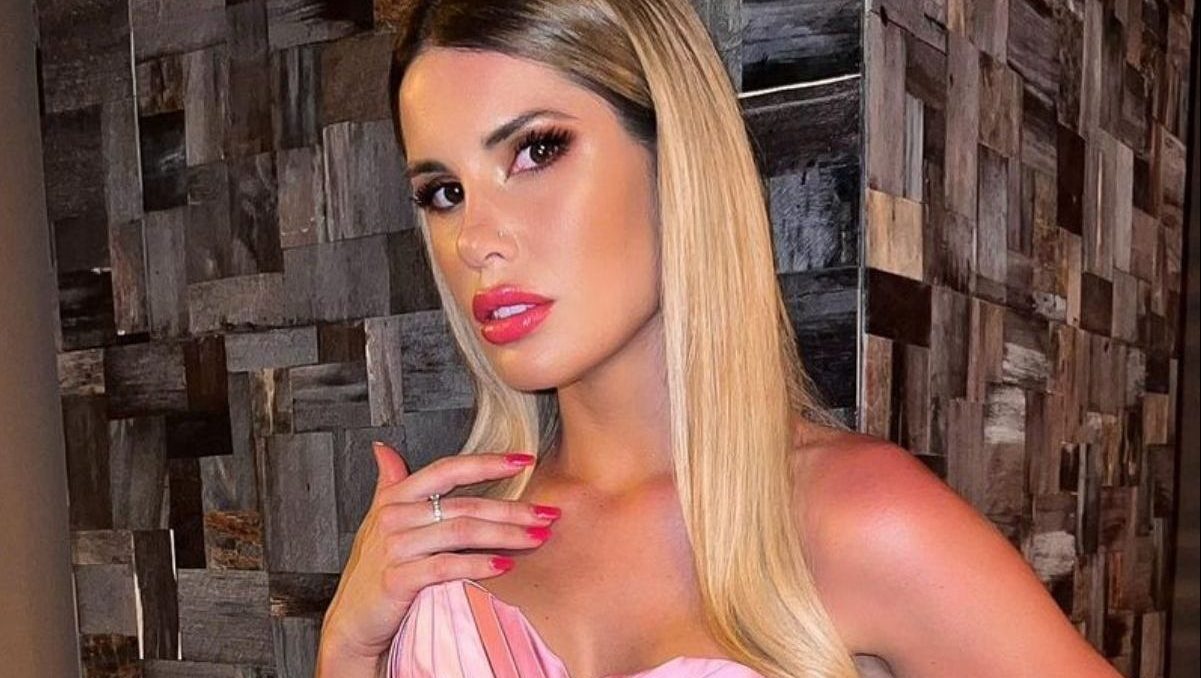 Gala Caldirola sube la temperatura con sugerentes postales