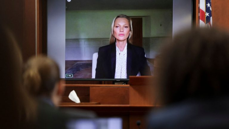 Kate Moss testifica en el juicio de Johnny Depp contra Amber Heard y habla sobre el incidente de las escaleras