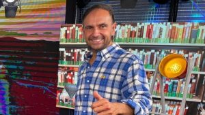 "Me emociona": Rodrigo Sepúlveda recibió sorpresas de sus seguidoras al finalizar el noticiero