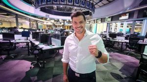 Simón Oliveros saca su lado más tierno para saludar a su esposa en su cumpleaños