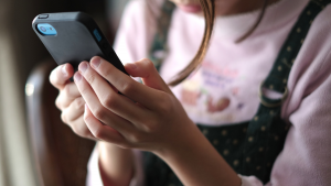 Sus manos resultaron quemadas: niña de 10 tendrá que ser operada tras realizar peligroso desafío en TikTok