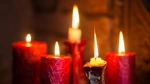 Este es el ritual para la Noche de San Juan que te ayudará a atraer el dinero: sólo necesitas un papel y una vela