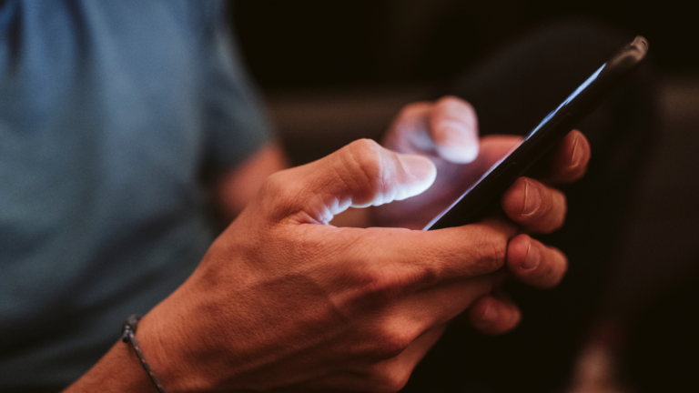 ¡Para no creer! Joven conoció a francés en un bar de Ámsterdam, intercambiaron números y al contactarlo, resultó ser chileno